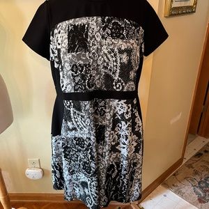 Ladies dress size 18W, cut to give the thin effect